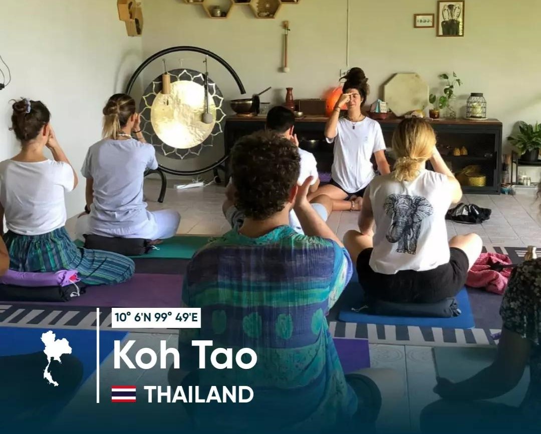 Cara geeft yoga aan een groep